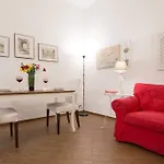 Apartment Very Close To S Peter Square, Few Minutes Walk To Metro A
