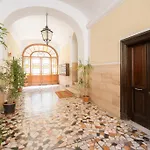 Apartment Very Close To S Peter Square, Few Minutes Walk To Metro A