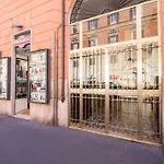 Apartment Very Close To S Peter Square, Few Minutes Walk To Metro A