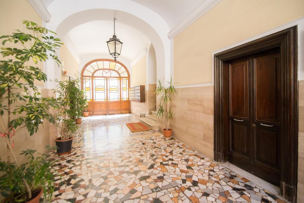 Apartment Very Close To S Peter Square, Few Minutes Walk To Metro A Apartment *